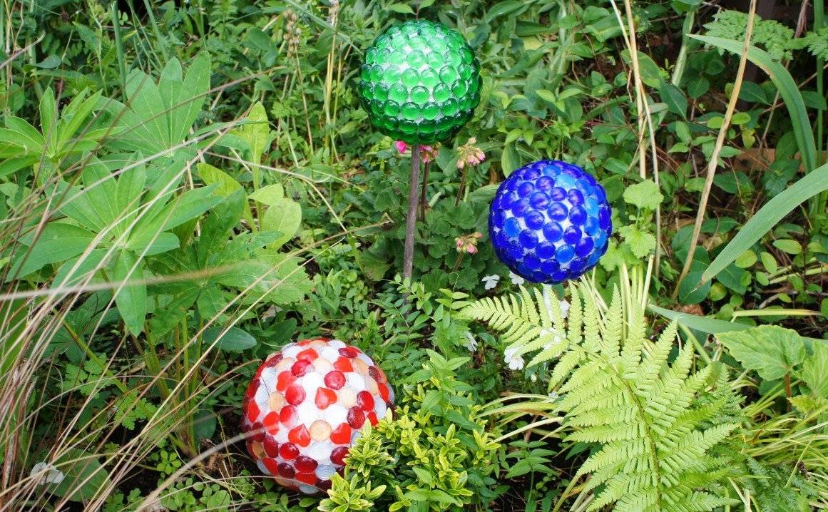 Pretty And Glowing Garden Gazing Balls