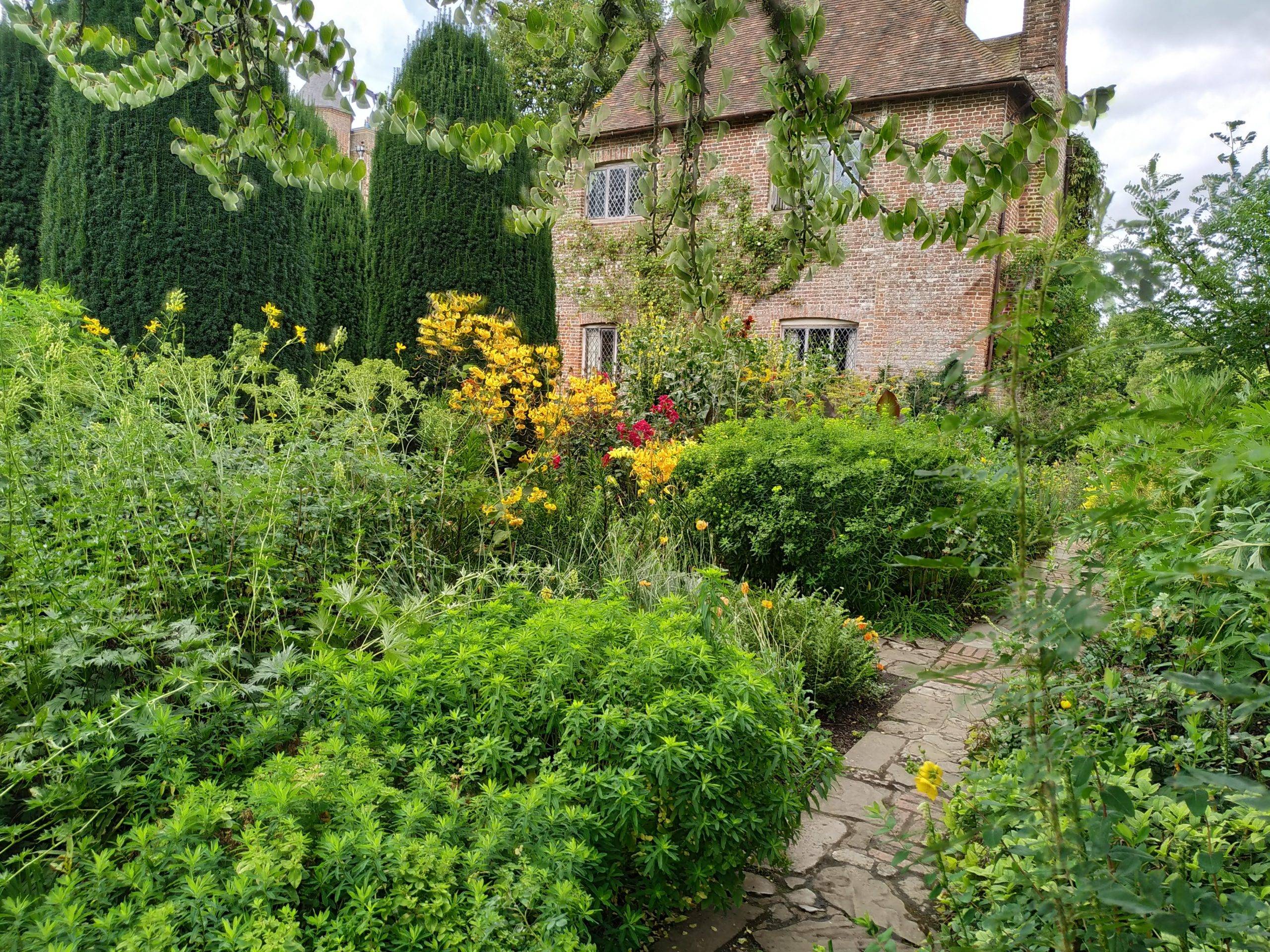 Beautiful Modern English Country Garden Design Ideas Page