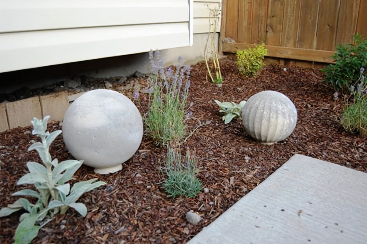 Rolling In Glitz And Glam Amazingly Fun Diy Garden Balls