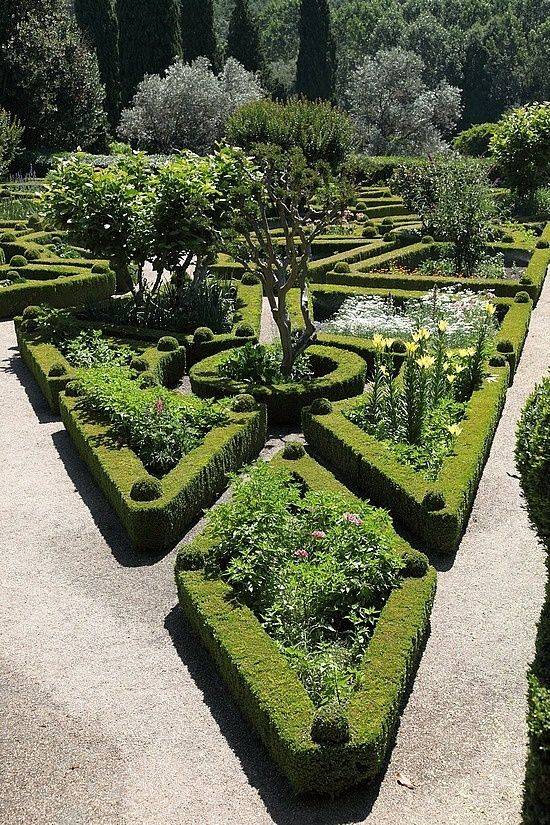 The Most Unusual Garden Topiary