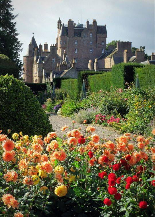 Glamis Castle Gardens