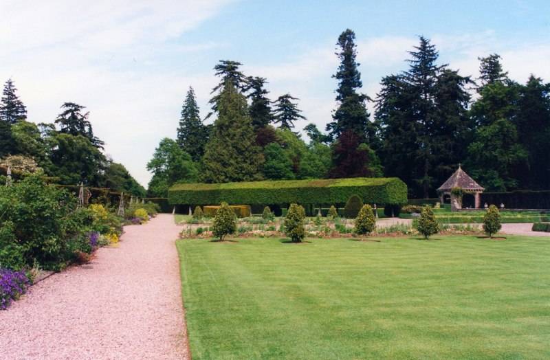 Glamis Castle Gardens