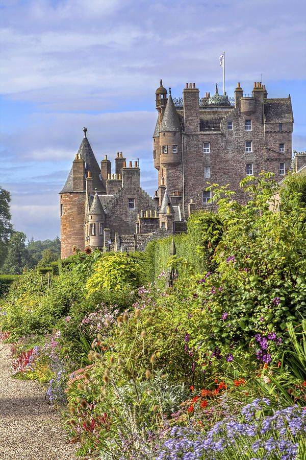 Glamis Castle Gardens