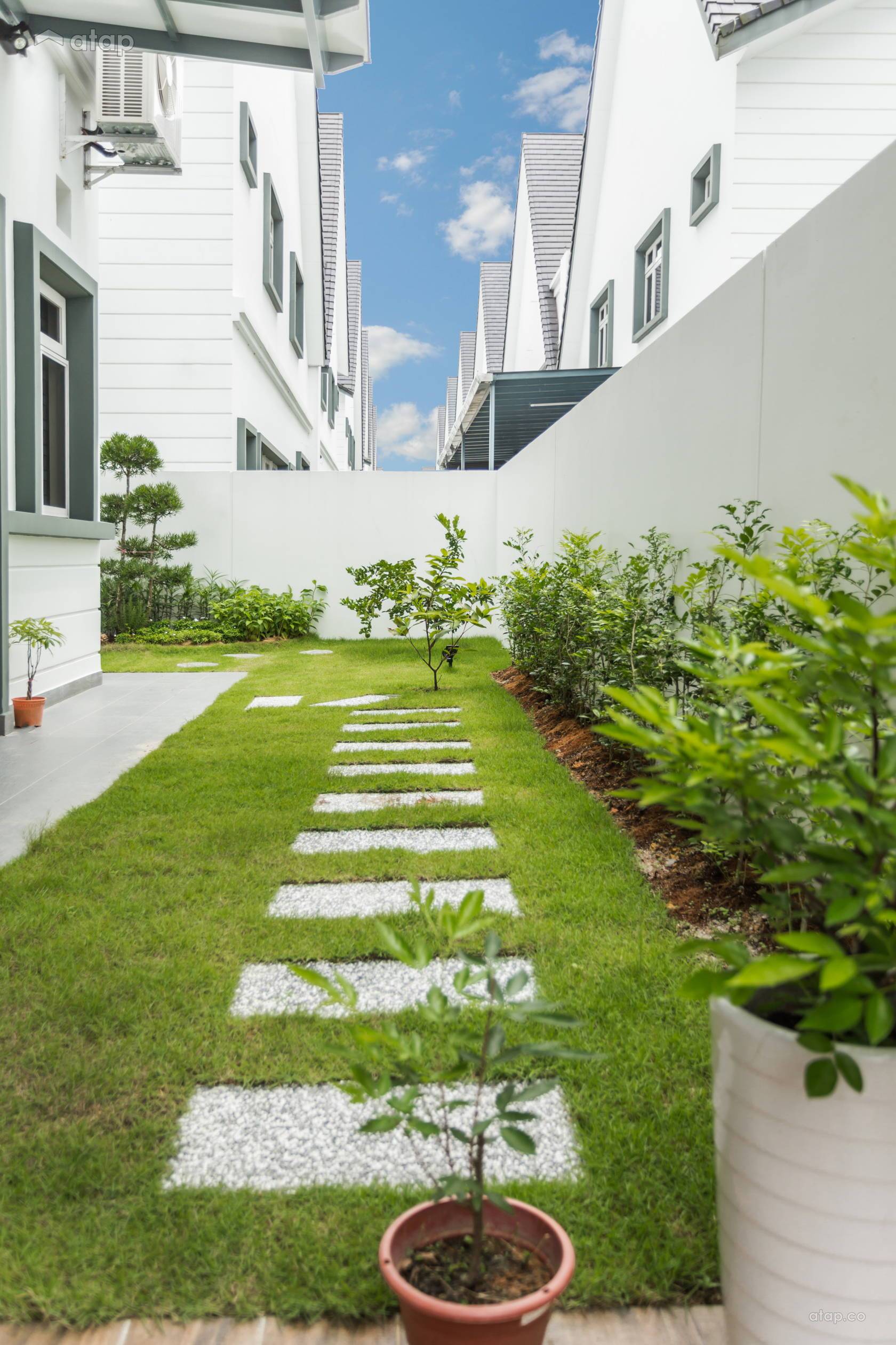 Asian Modern Exterior Garden Bungalow Design Ideas
