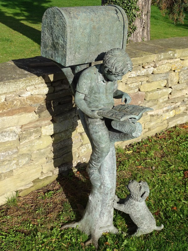 Ytc Summit North American Raccoon Statue Holding Solar Powered Lantern
