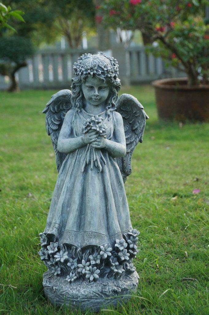 Kneeling Memorial Angel