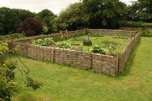 Coulommiers Medieval Garden Wattle Fence