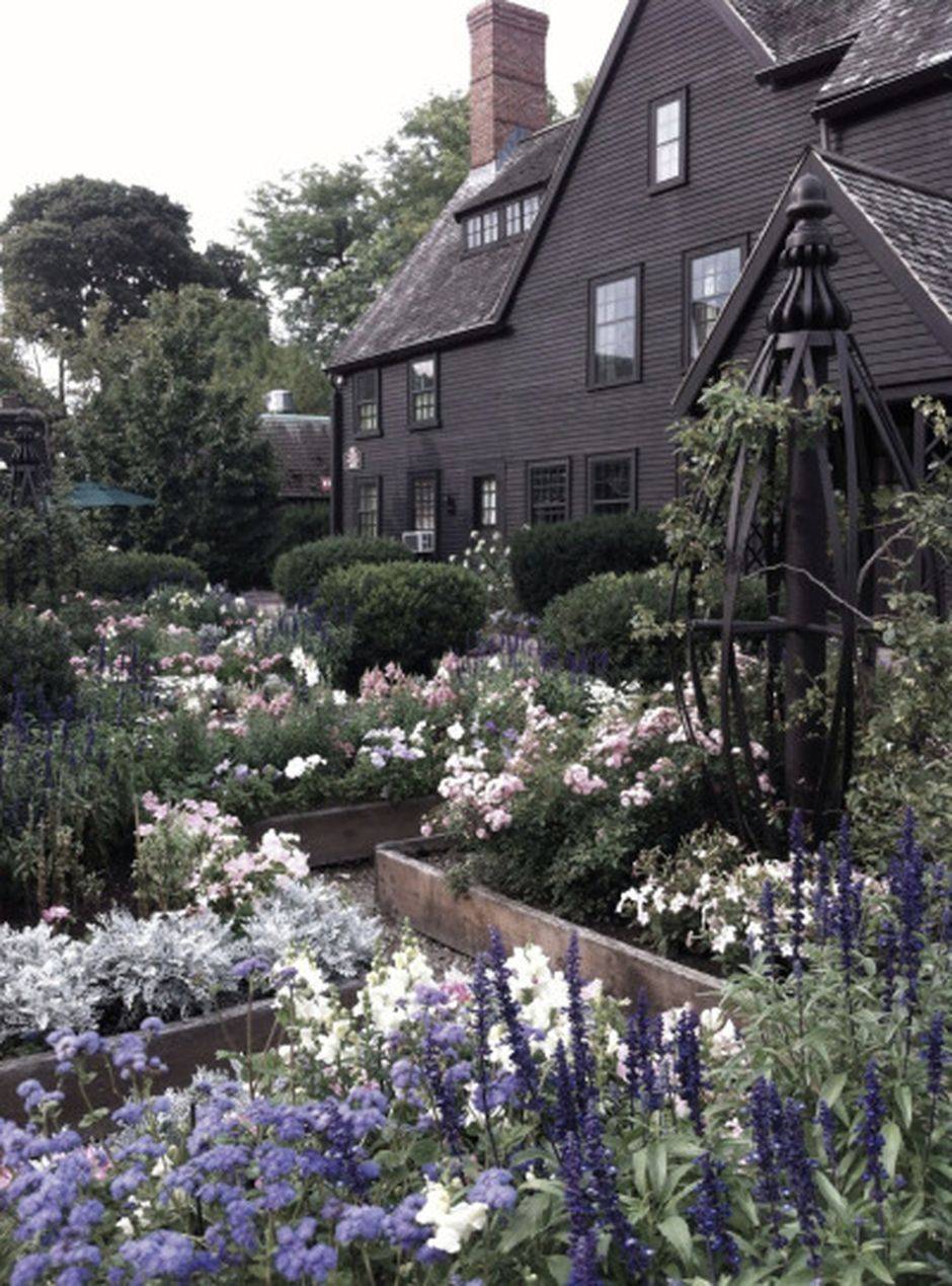 Amazing Goth Garden Design Ideas