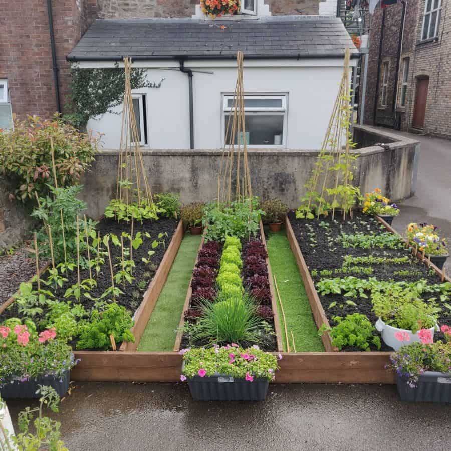 A Round Garden Bed
