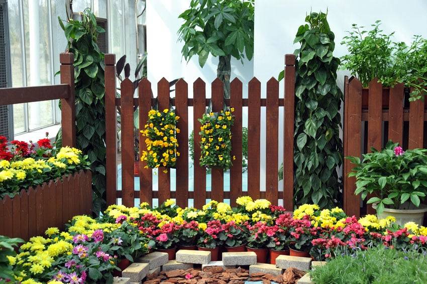 Astonishing Garden Fence Decorating Ideas
