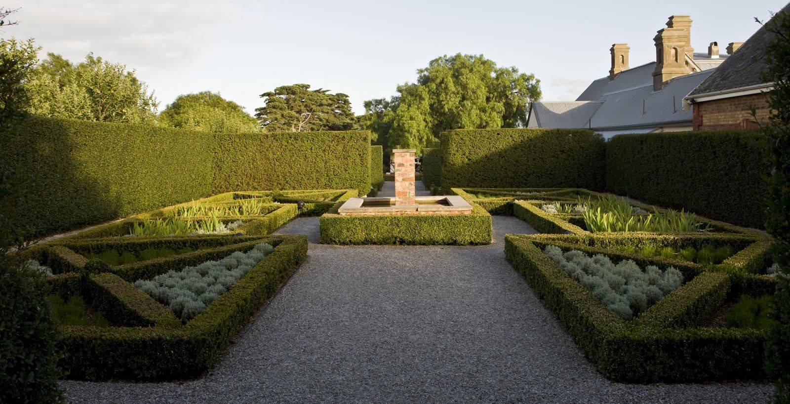 Stunning Mediterranean Side Garden Ideas
