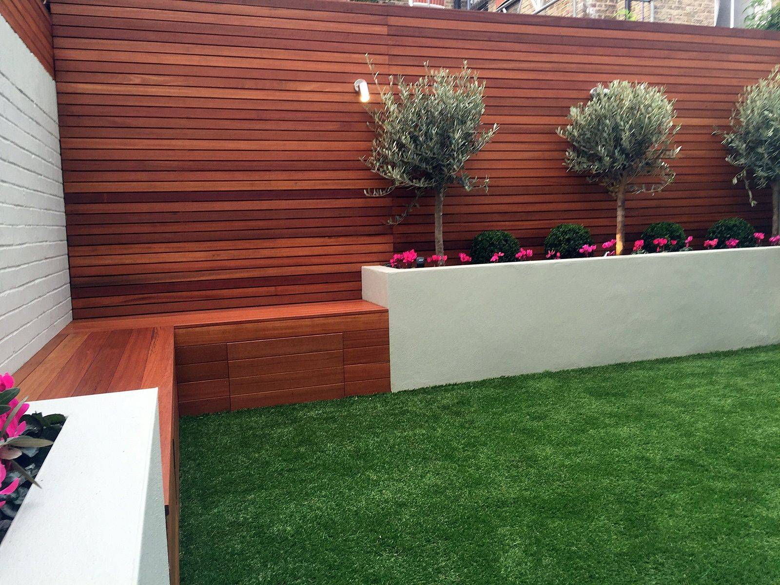 Modern And Elegant Vertical Wall Planter Pots Ideas