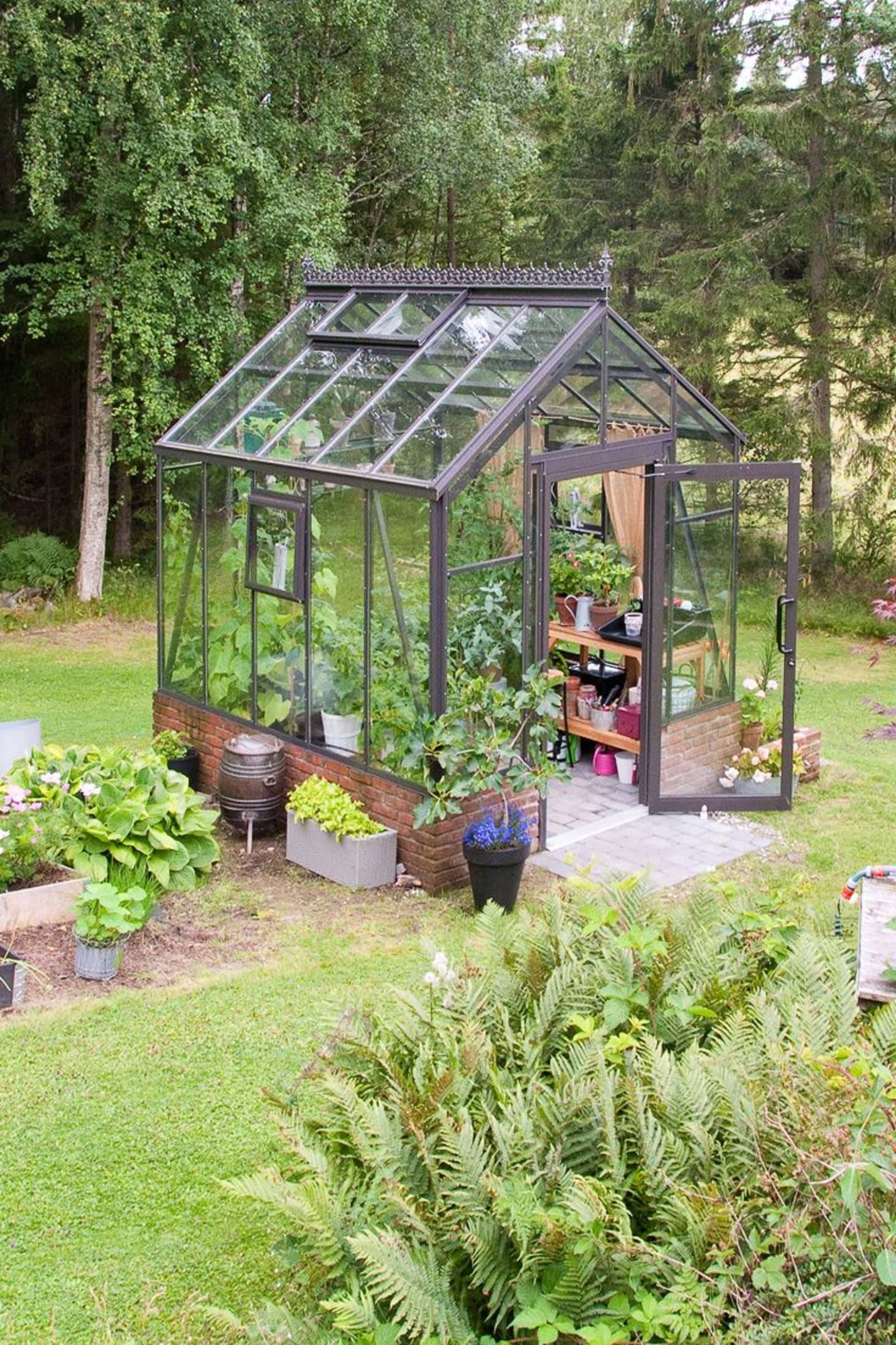 Wonderful Backyard Greenhouse Ideas