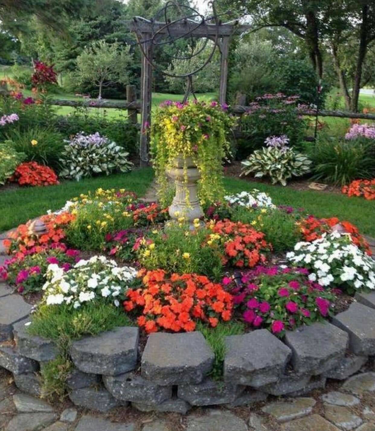 Beautiful Backyard Garden Design Flowers Idea