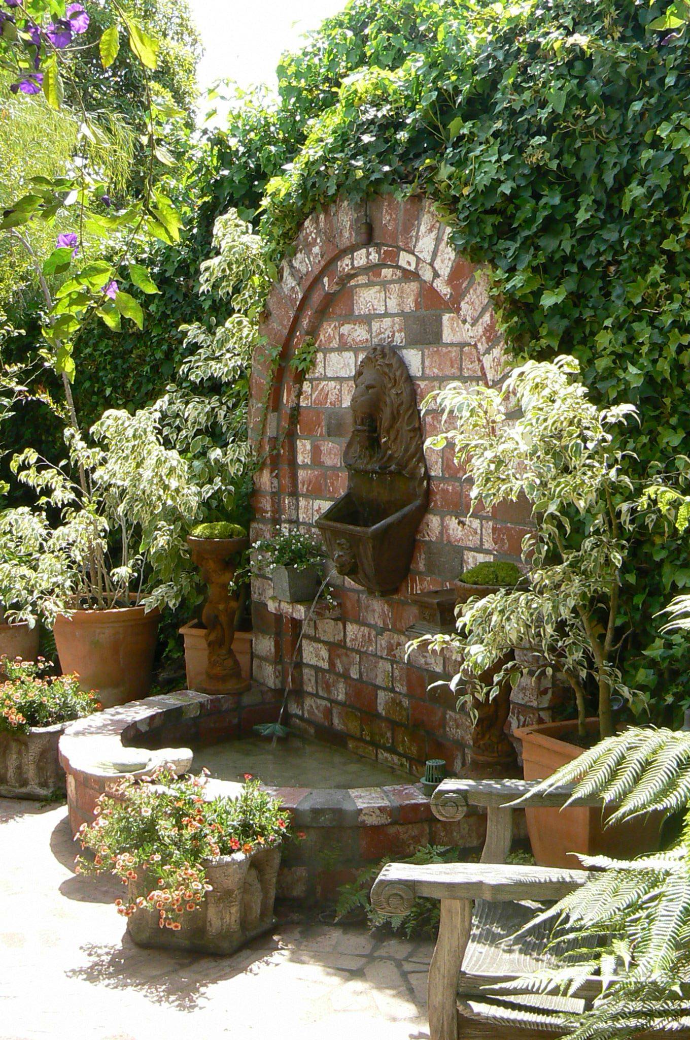 This Classic Lion Head Wall Water Fountain
