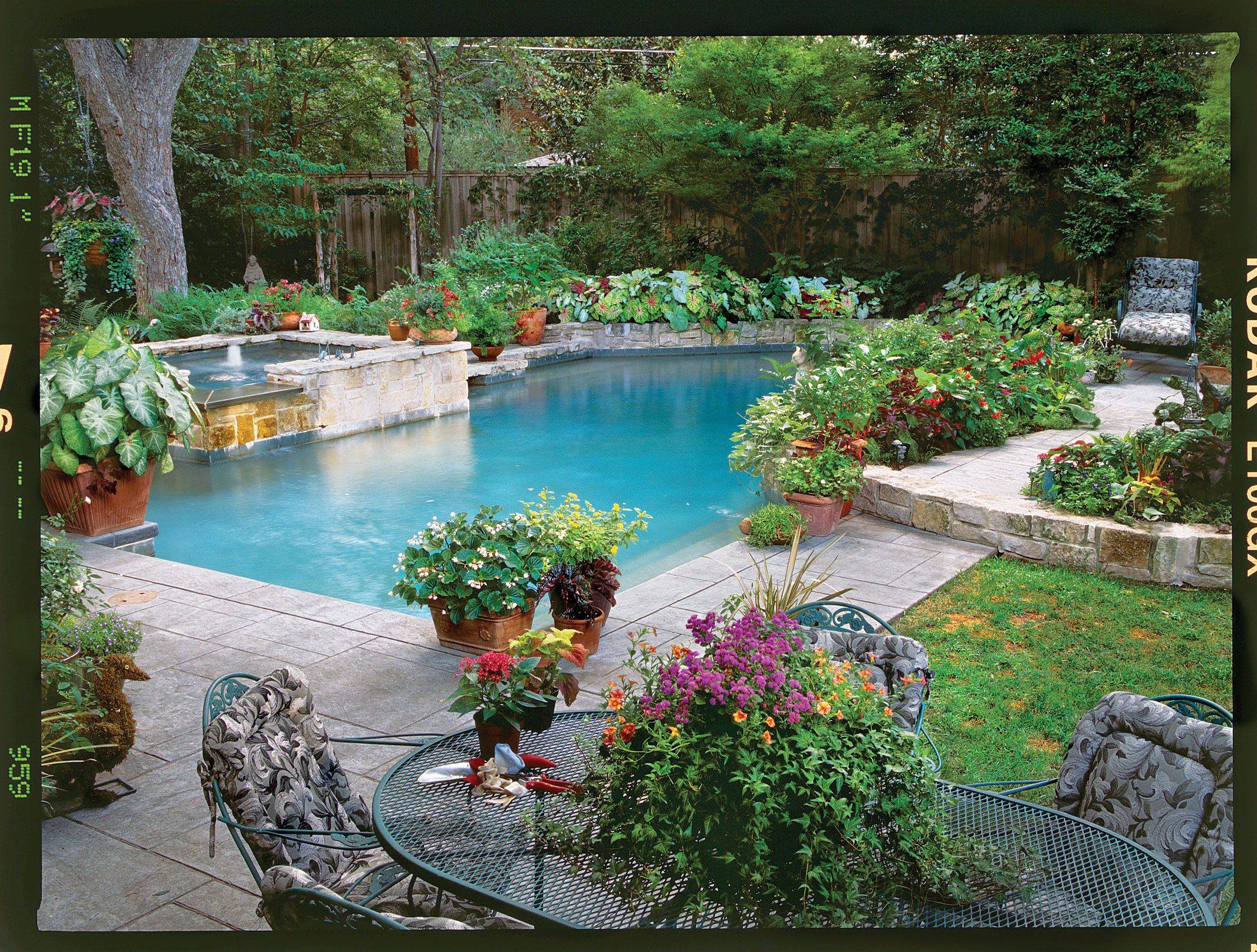 Cozy Swimming Pool Garden Design Ideas
