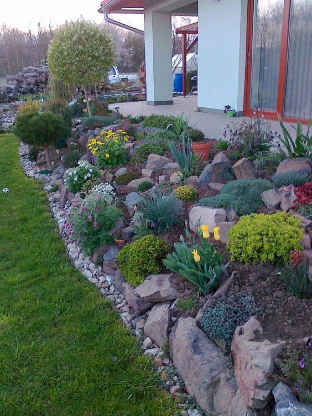 Tremendous Front Yard Rock Garden Landscaping Ideas