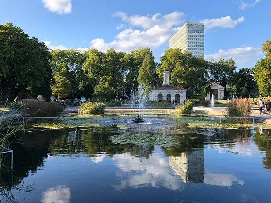 A Mobile Italian Garden Overlooking London