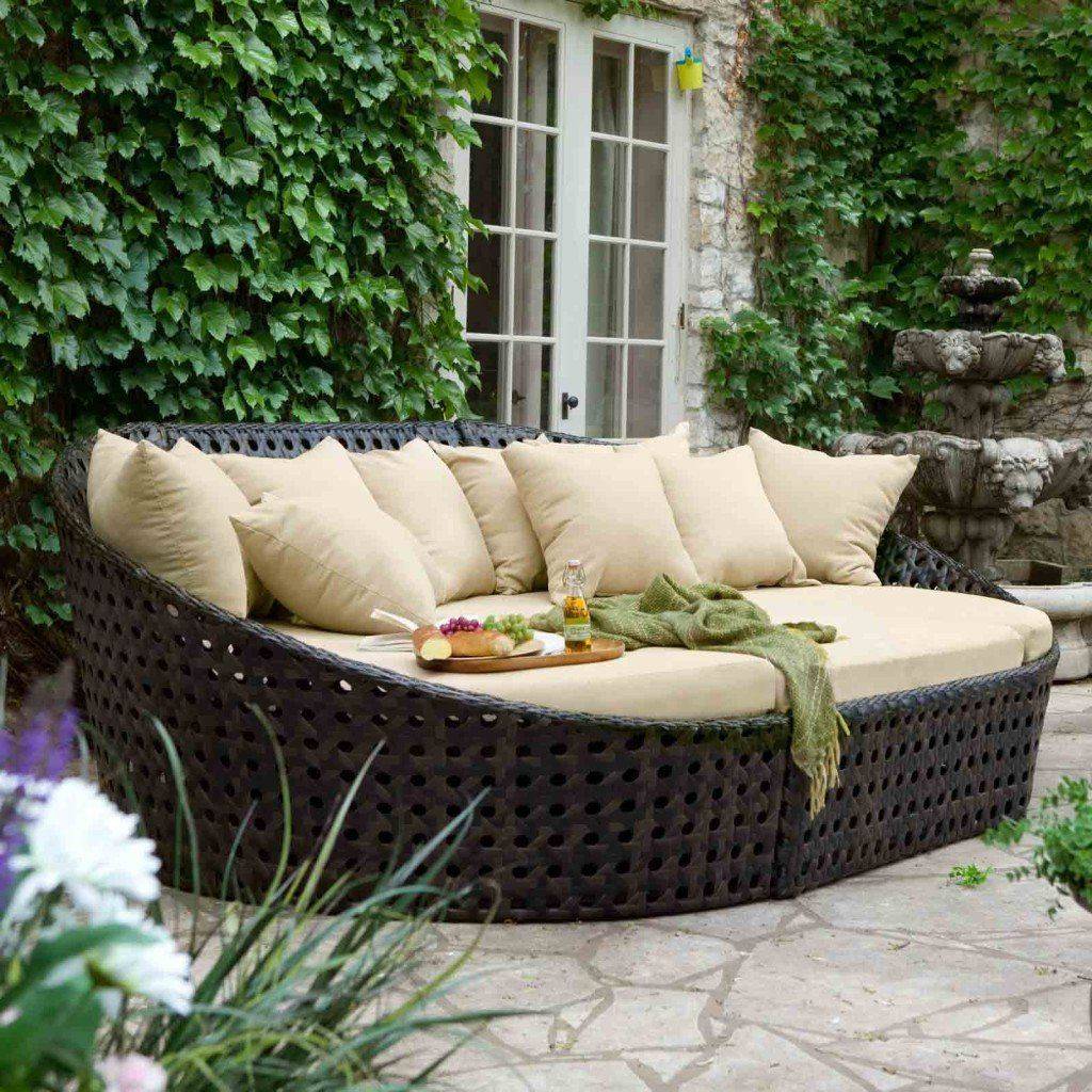 Comfy And Cozy Outdoor Balcony Decorating Ideas
