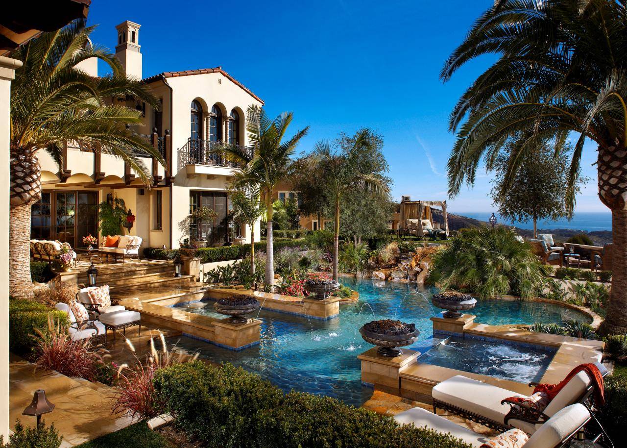 A Luxurious Backyard Mansions