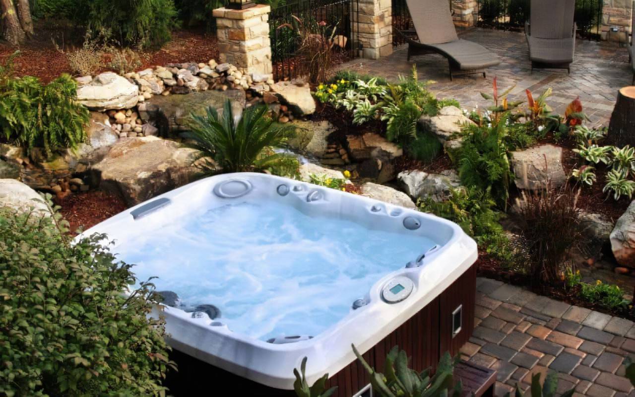 Stunning Garden Hot Tub Designs