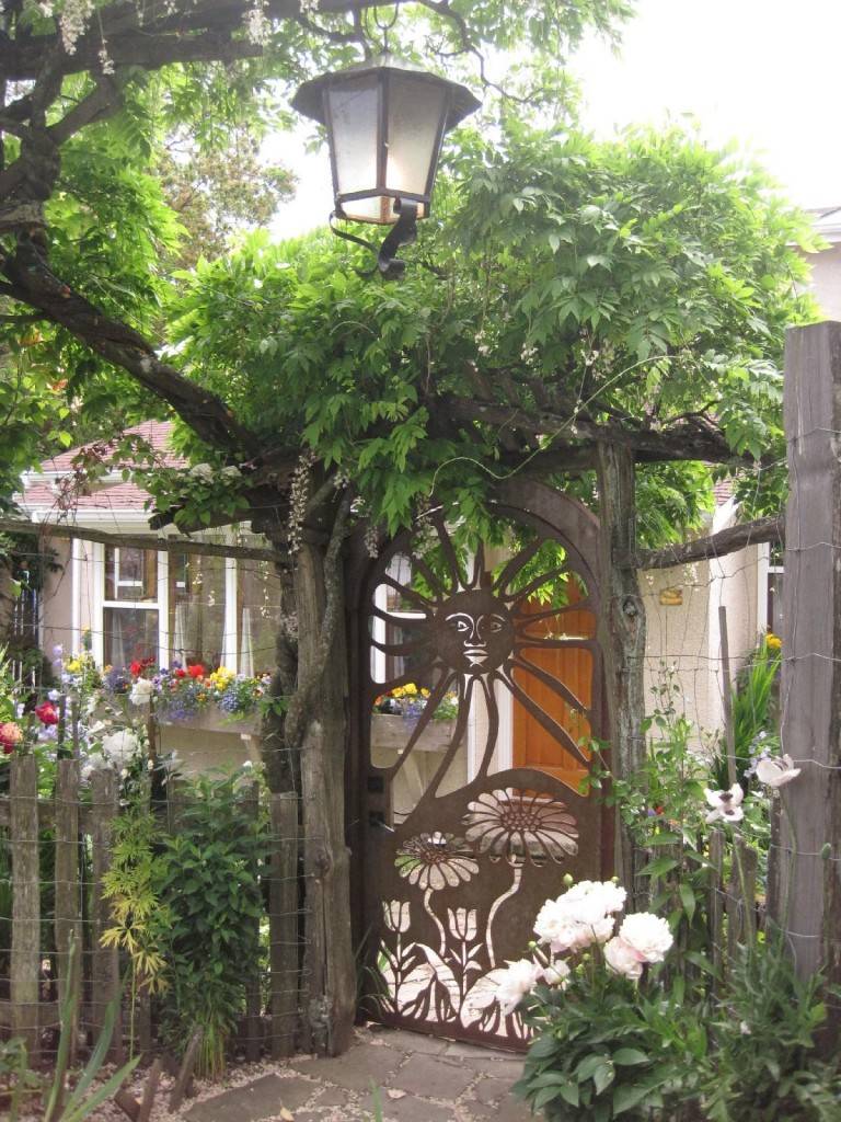 Custom Metal Art Gate Pedestrian