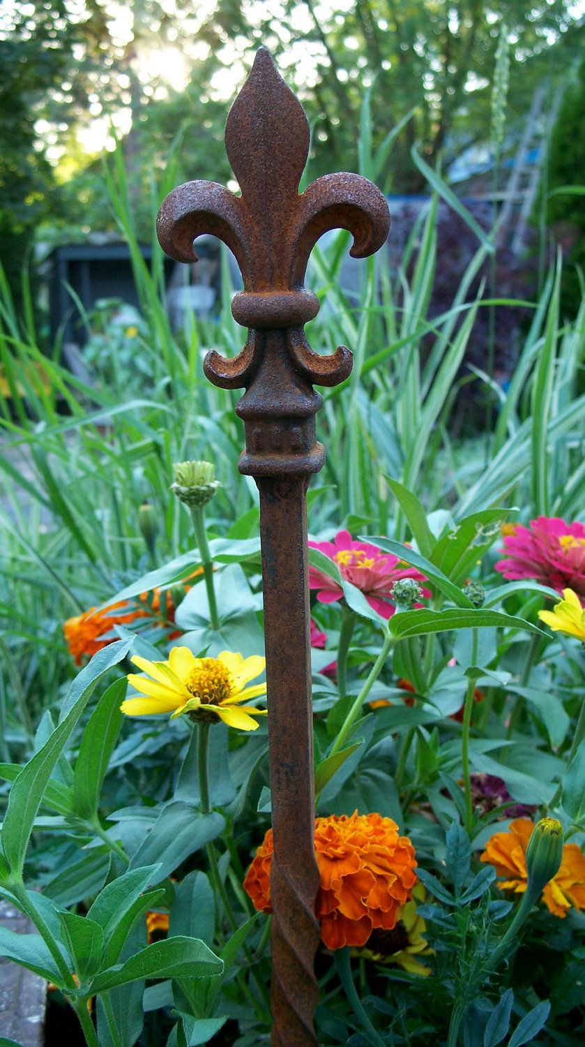 Loopy Plant Stakes Metal Garden Ornaments