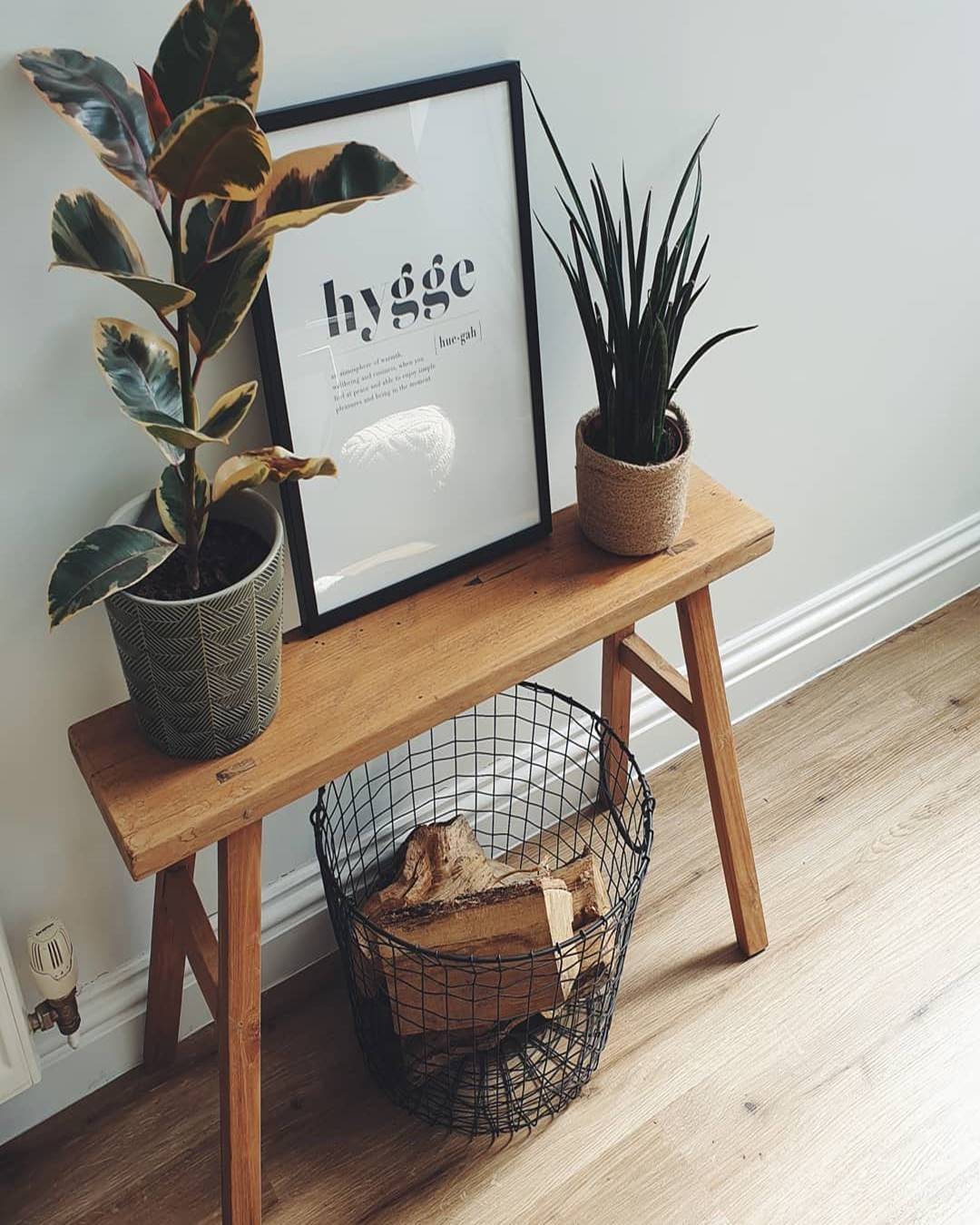 Eyecatching Entryway Benches