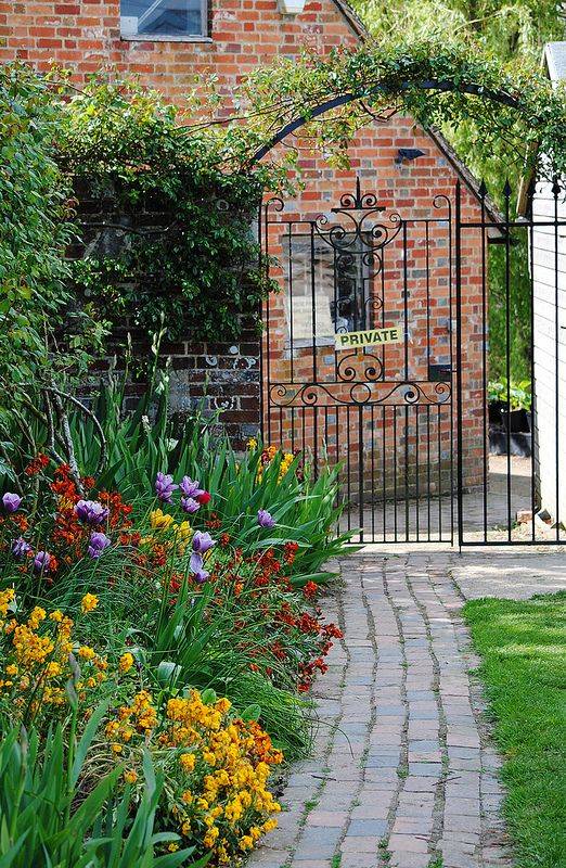 Cozy And Relaxing Country Garden Decoration Ideas You Will Totally Love
