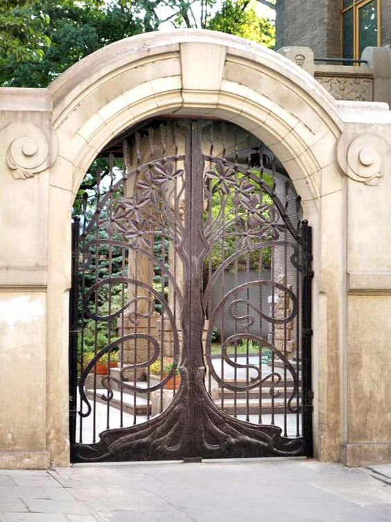 Arched Metal Weatherresistant Garden Gate