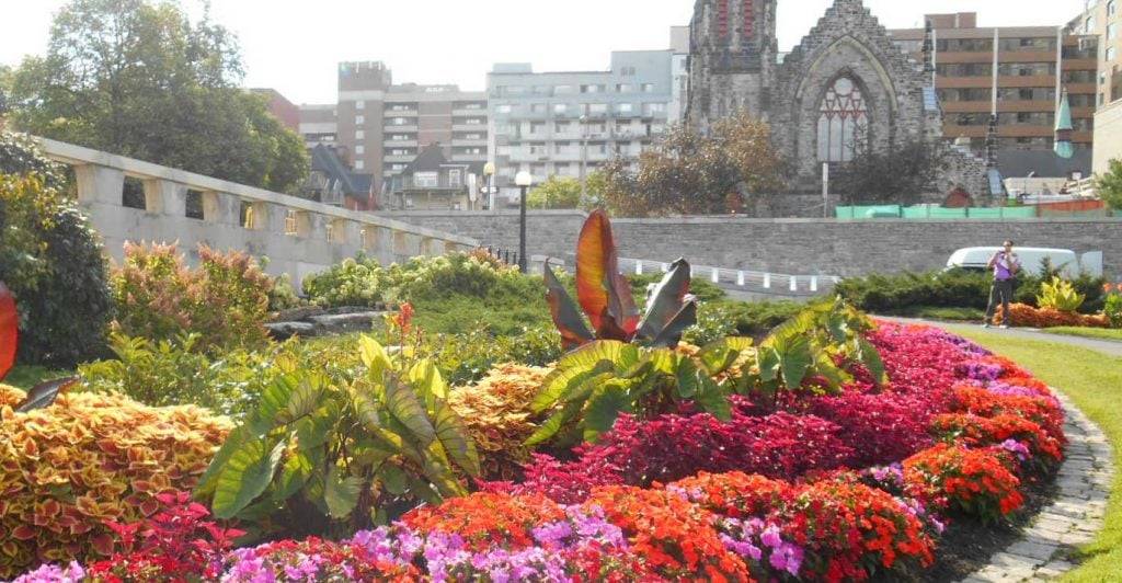 Un Jardin Extraordinaire Two Classic Concrete Urns
