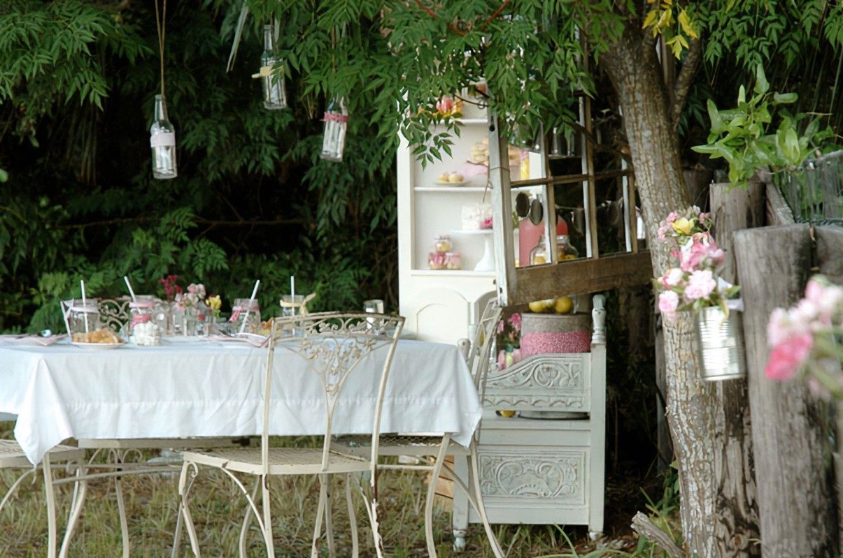 A Shabby Chic Backyard Garden Theme