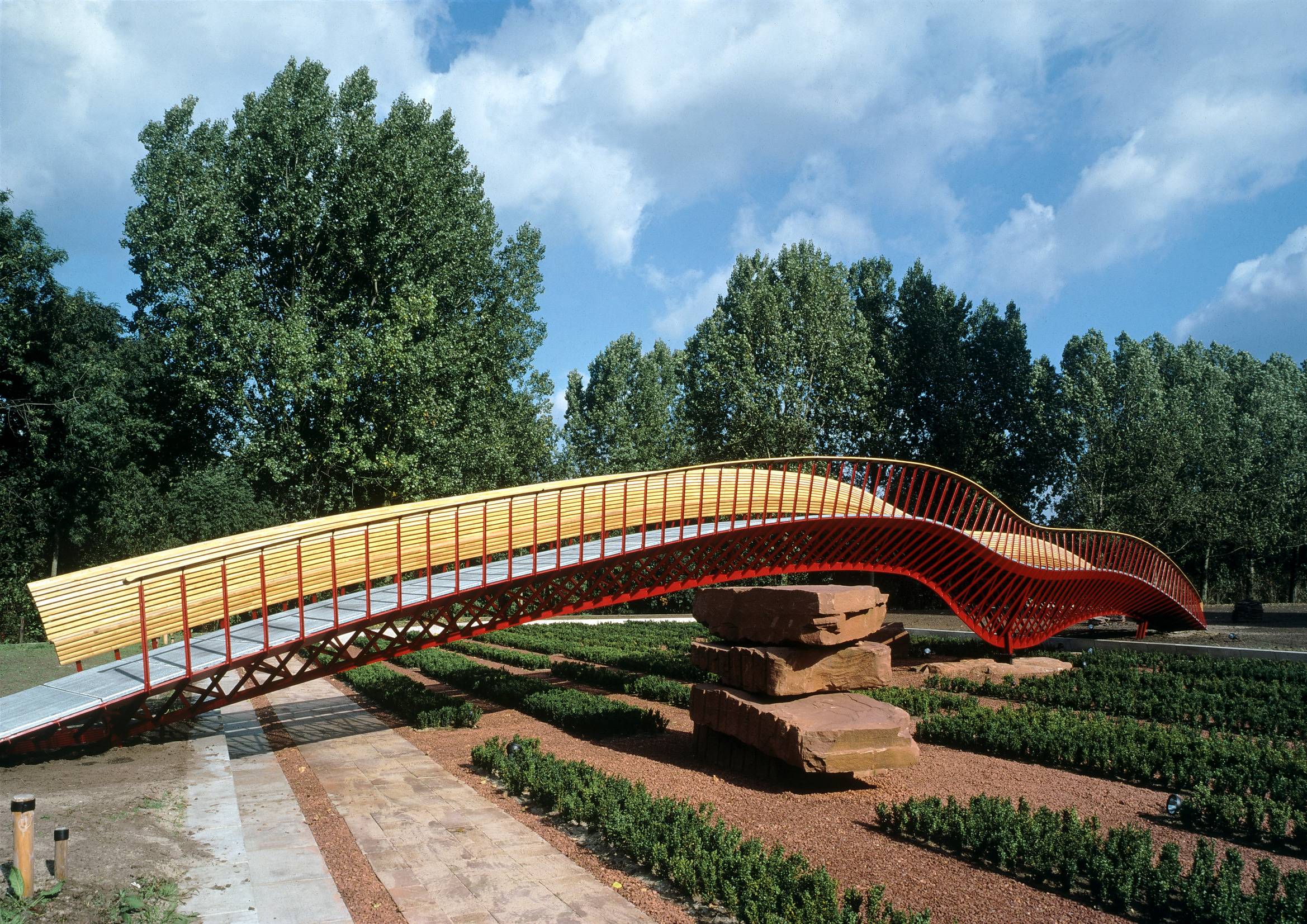 Fabulousjapanesewoodengardenbridgeinspirationinred Fabulous