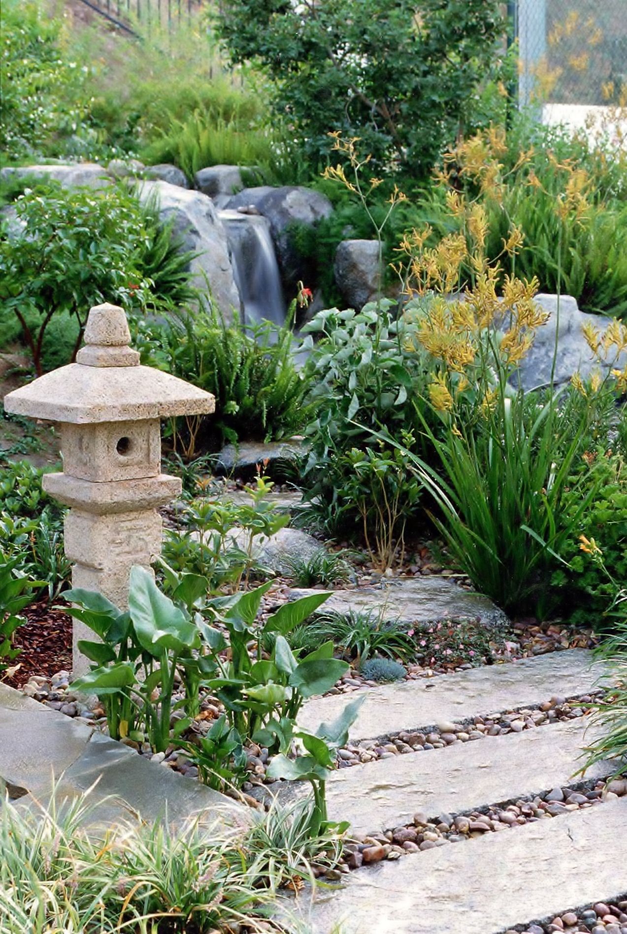 Wonderful Side Yard And Backyard Japanese Garden Design Ideas