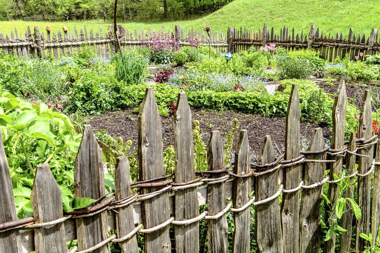 Stylish As Well As Functional Garden Edging Ideas Diy Garden Fence