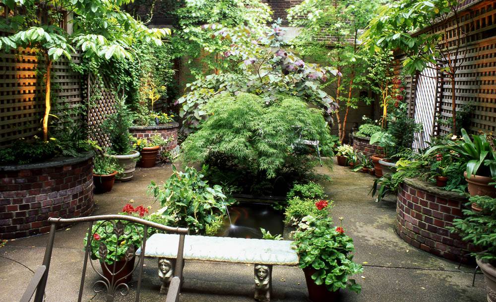 Cozy And Beautiful Green Balcony Ideas Small Courtyard Gardens