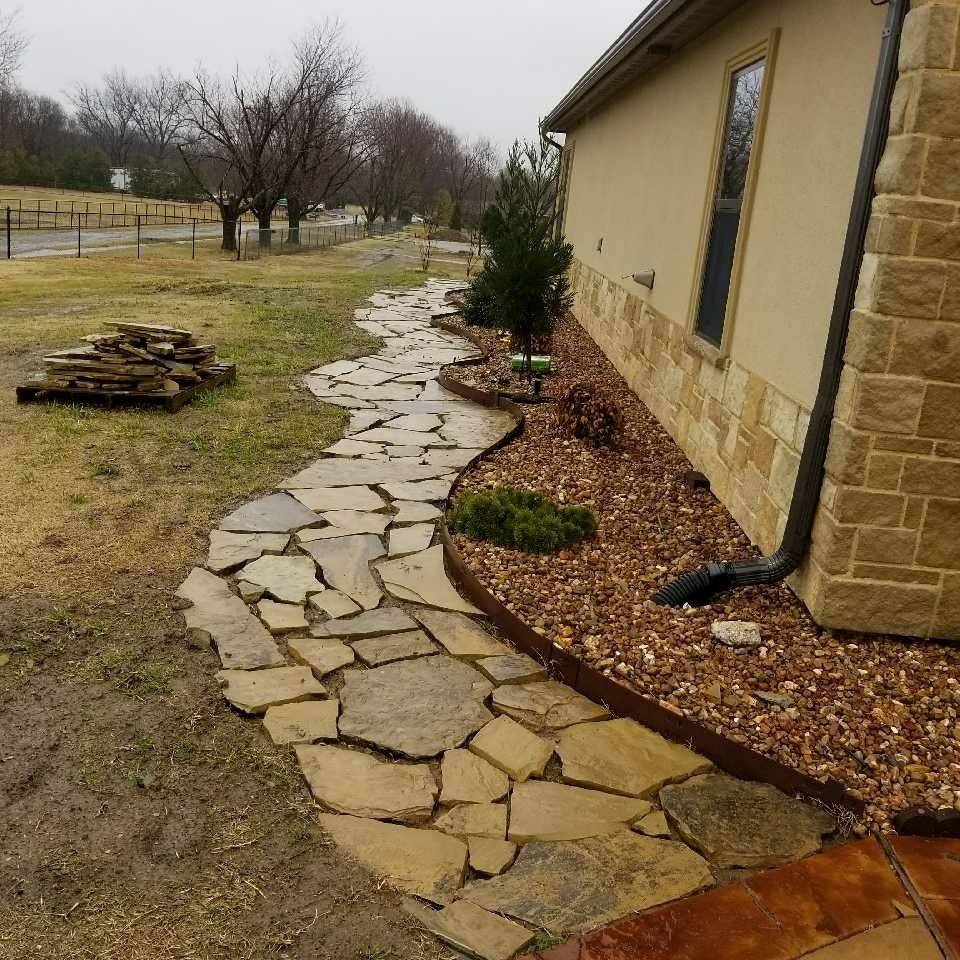 Simple And Eye Catching Flagstone Backyard Walkway Ideas