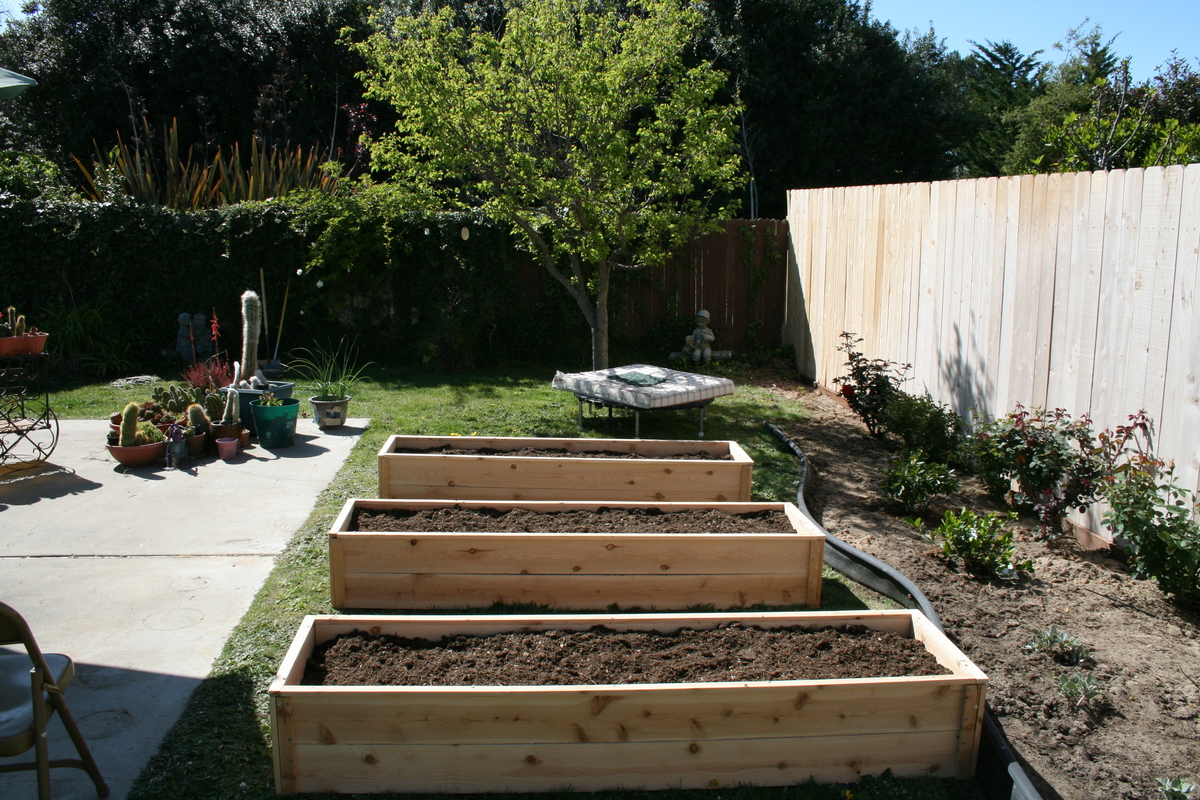 White Vinyl Keyhole Raised Garden Bed