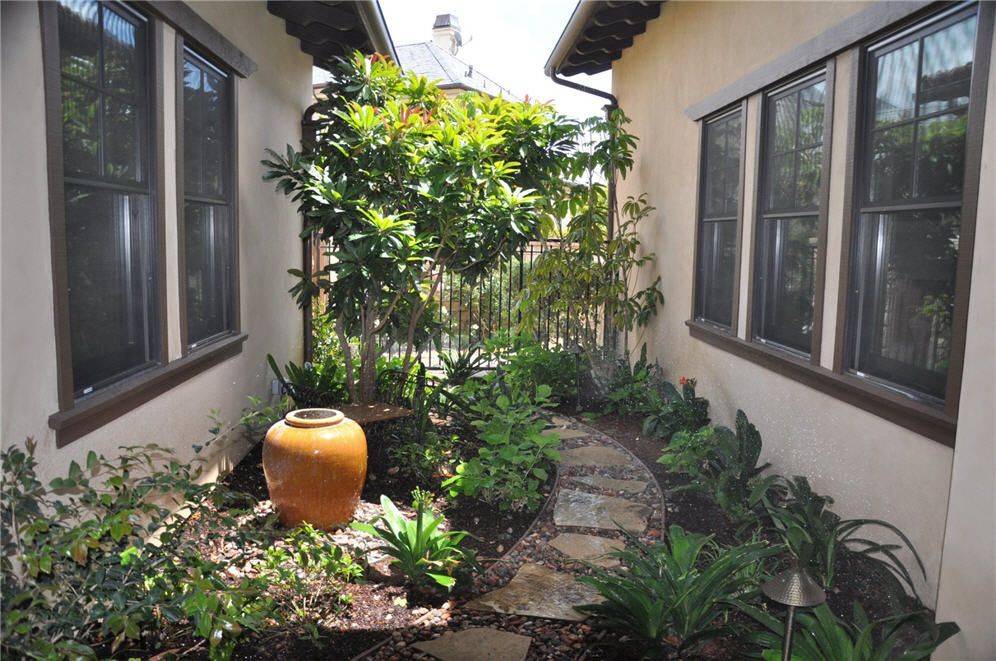 Private Garden Sanctuary Home Design Ideas