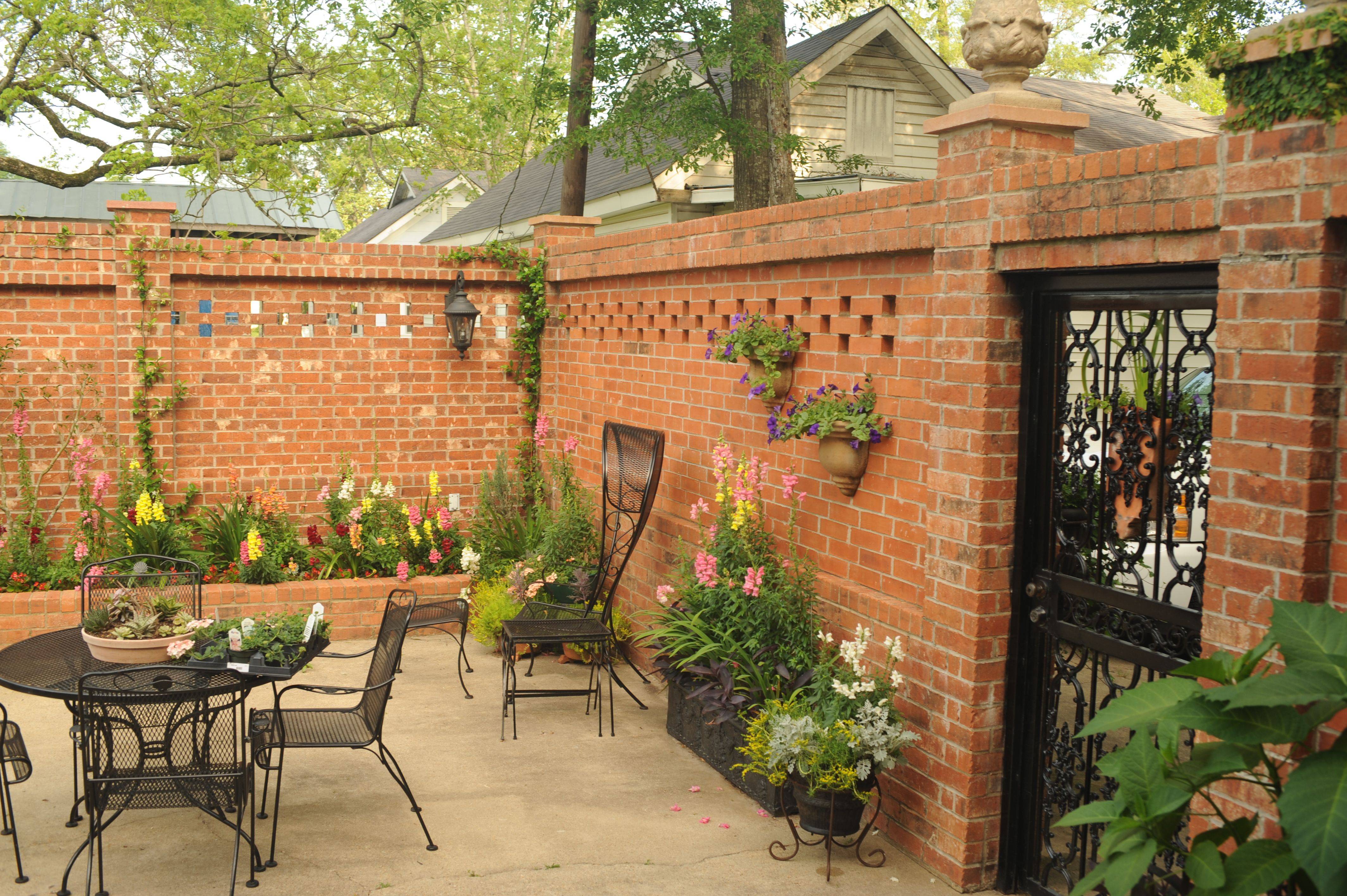 Split Level Garden Rendered Walls Cream Porcelain Patio