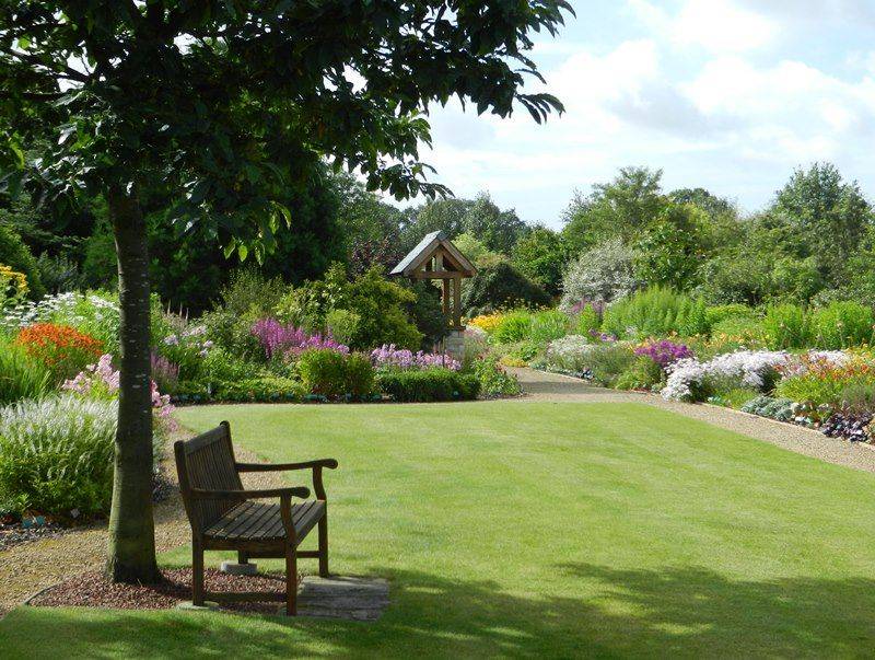 Dramatic Small Garden Design Gardenshrubs Easy Garden