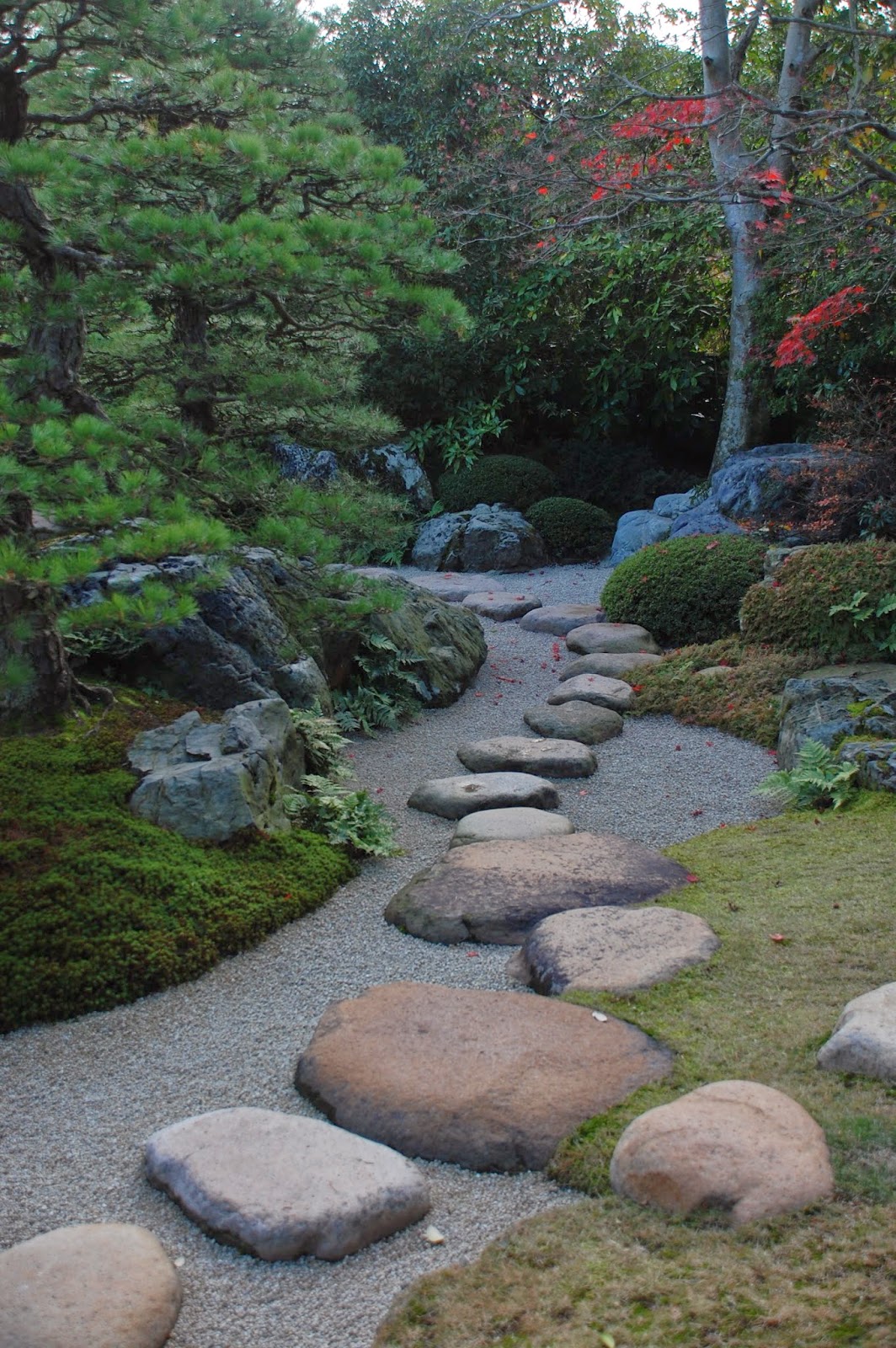 Gorgeous Stone Stepping Stones Ideas