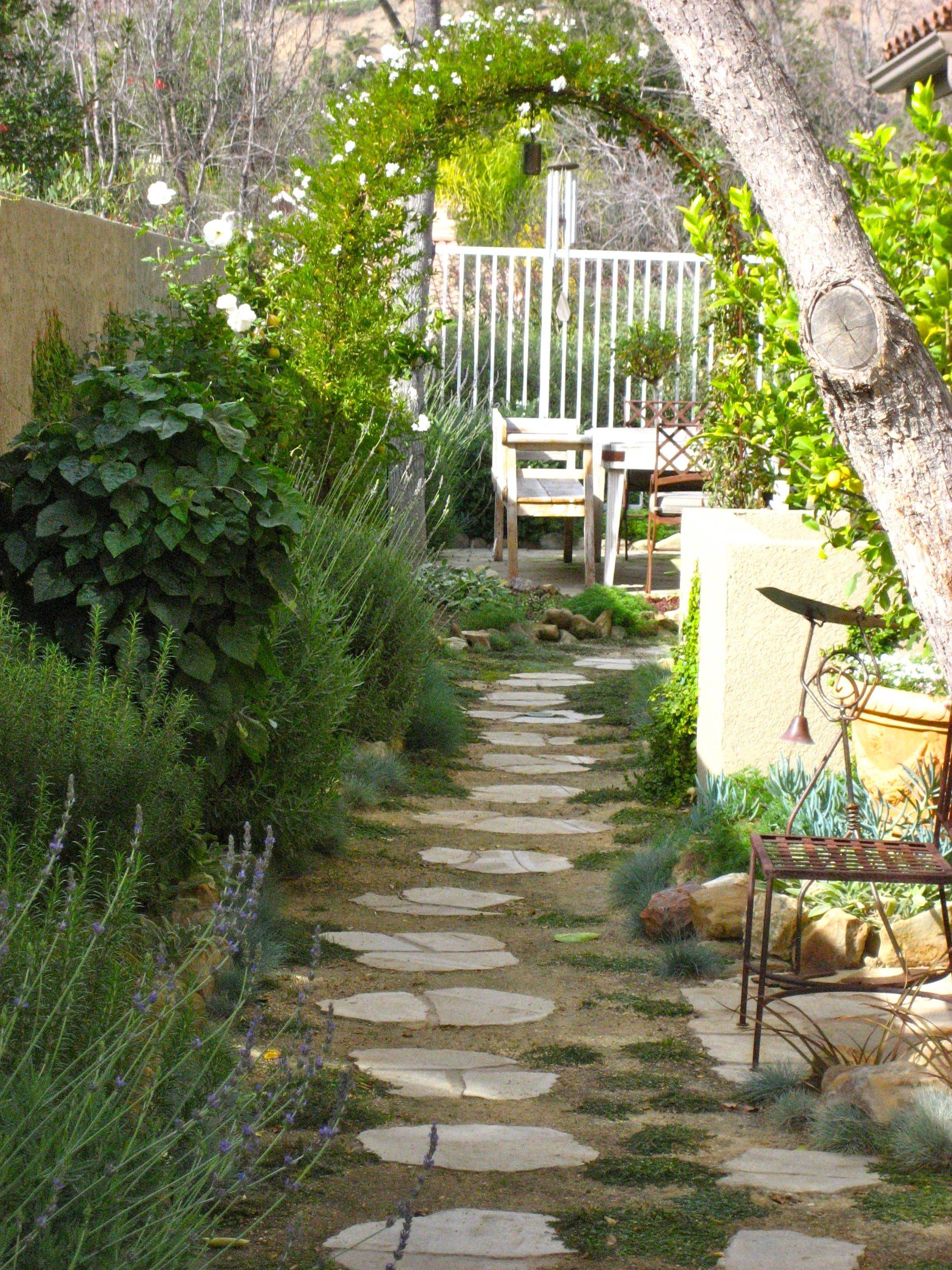 An Apply Unique Side Yard Landscaping Ideas