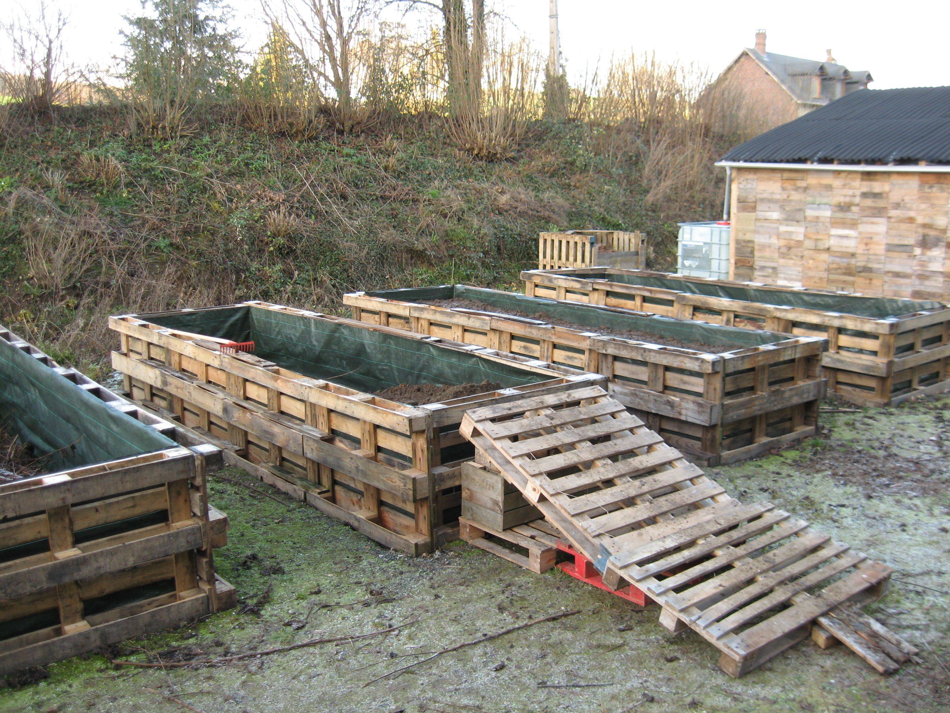 A Weedless Raised Wood Pallet Garden Bed