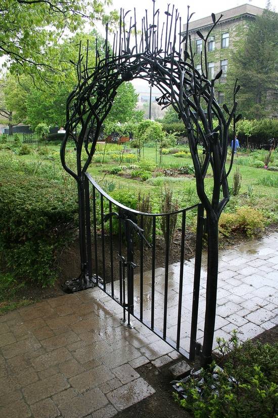Gorgeous Creative Metal Garden Gates Ideas