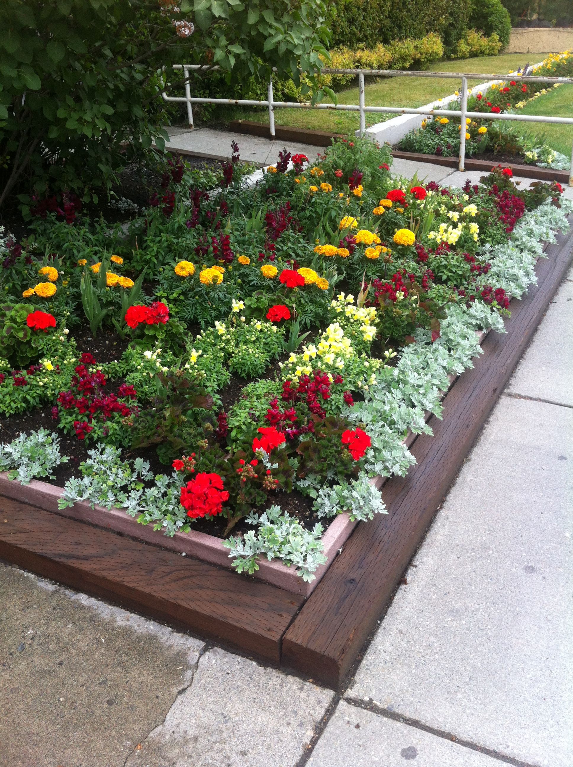 Beautiful Flower Bed Garden Design Ideas