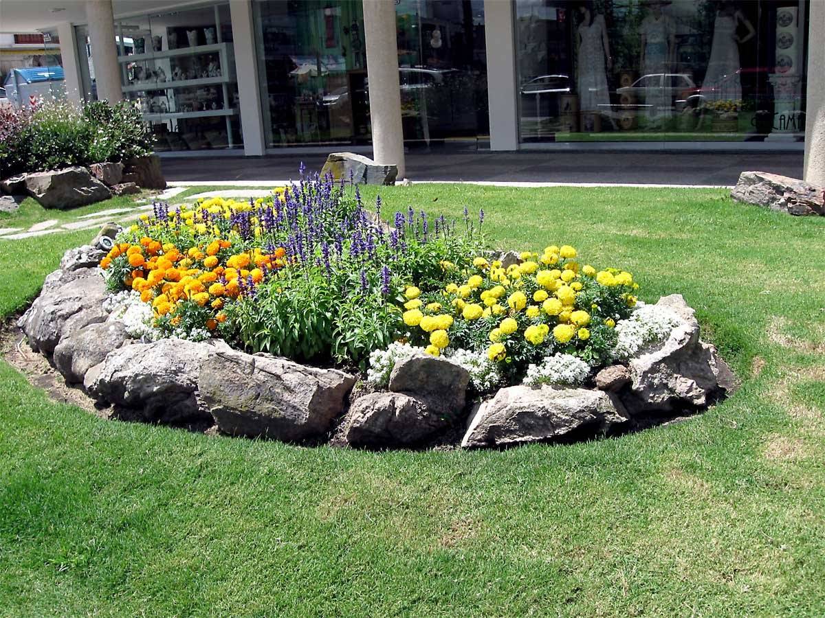 Best Front Yard Flower Beds Ideas