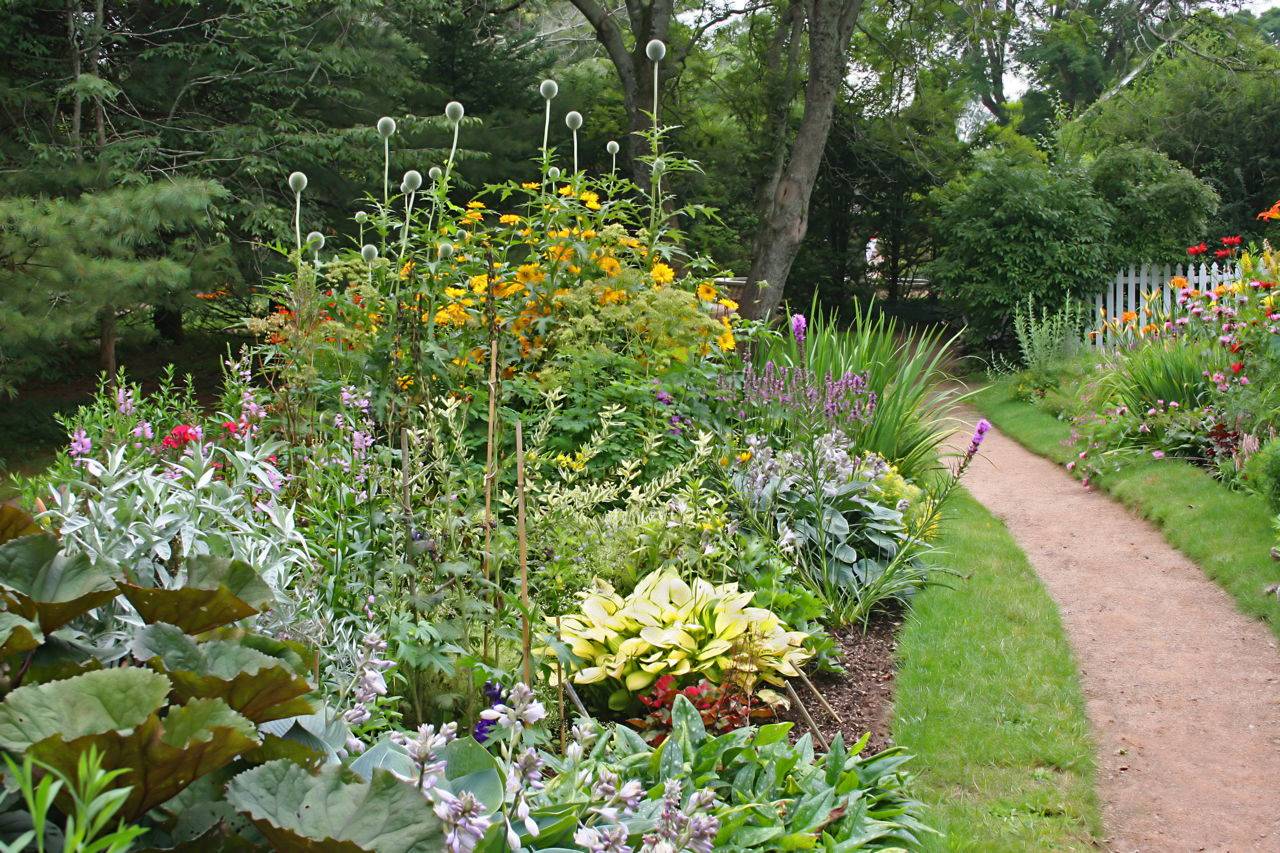 Inspiring Flower Bed Designs