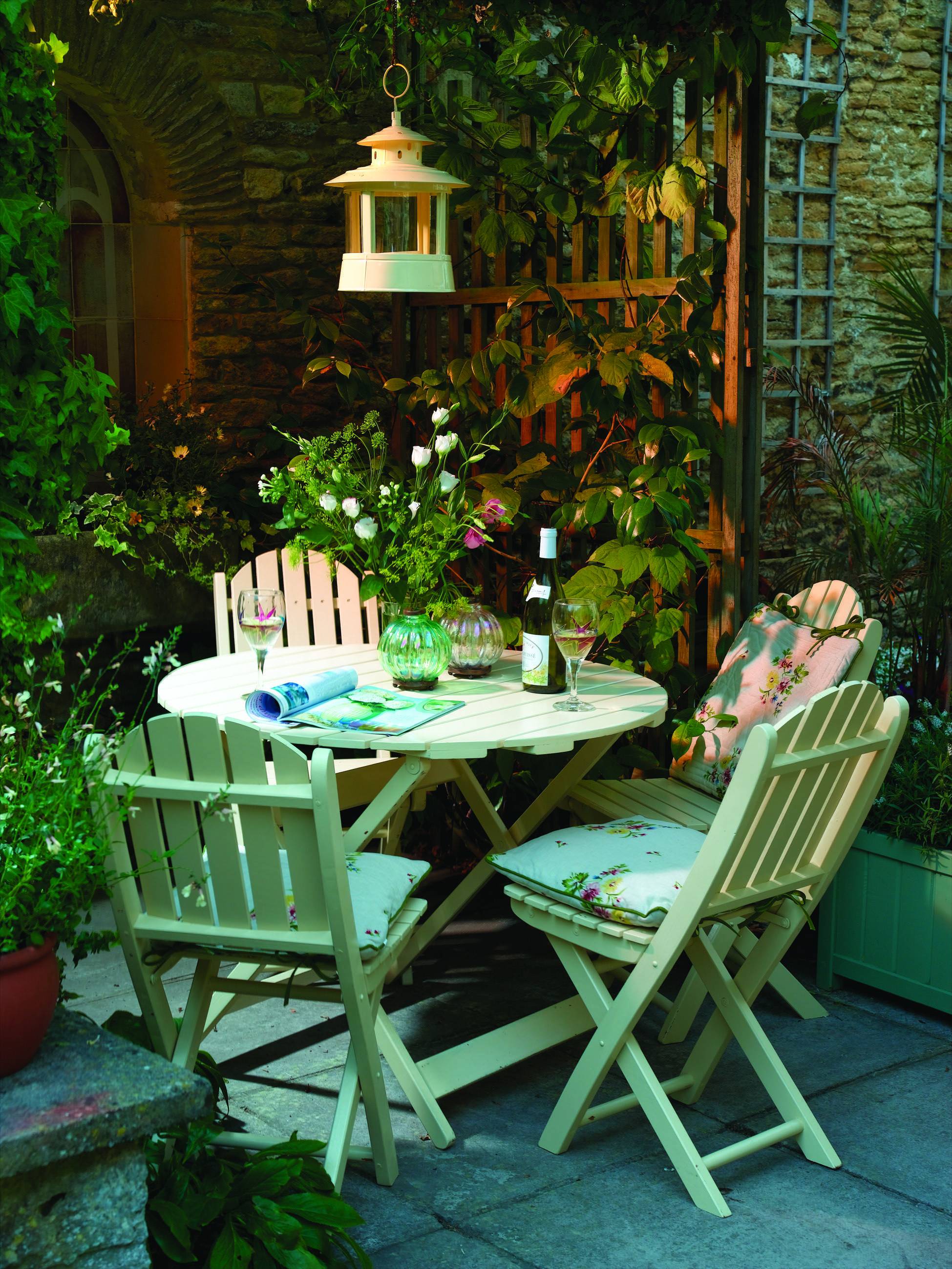 Cozy And Clean Small Courtyard Ideas