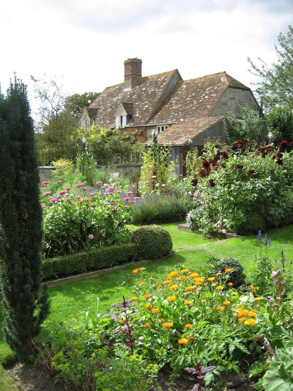Nice Modern English Country Garden Design Ideas